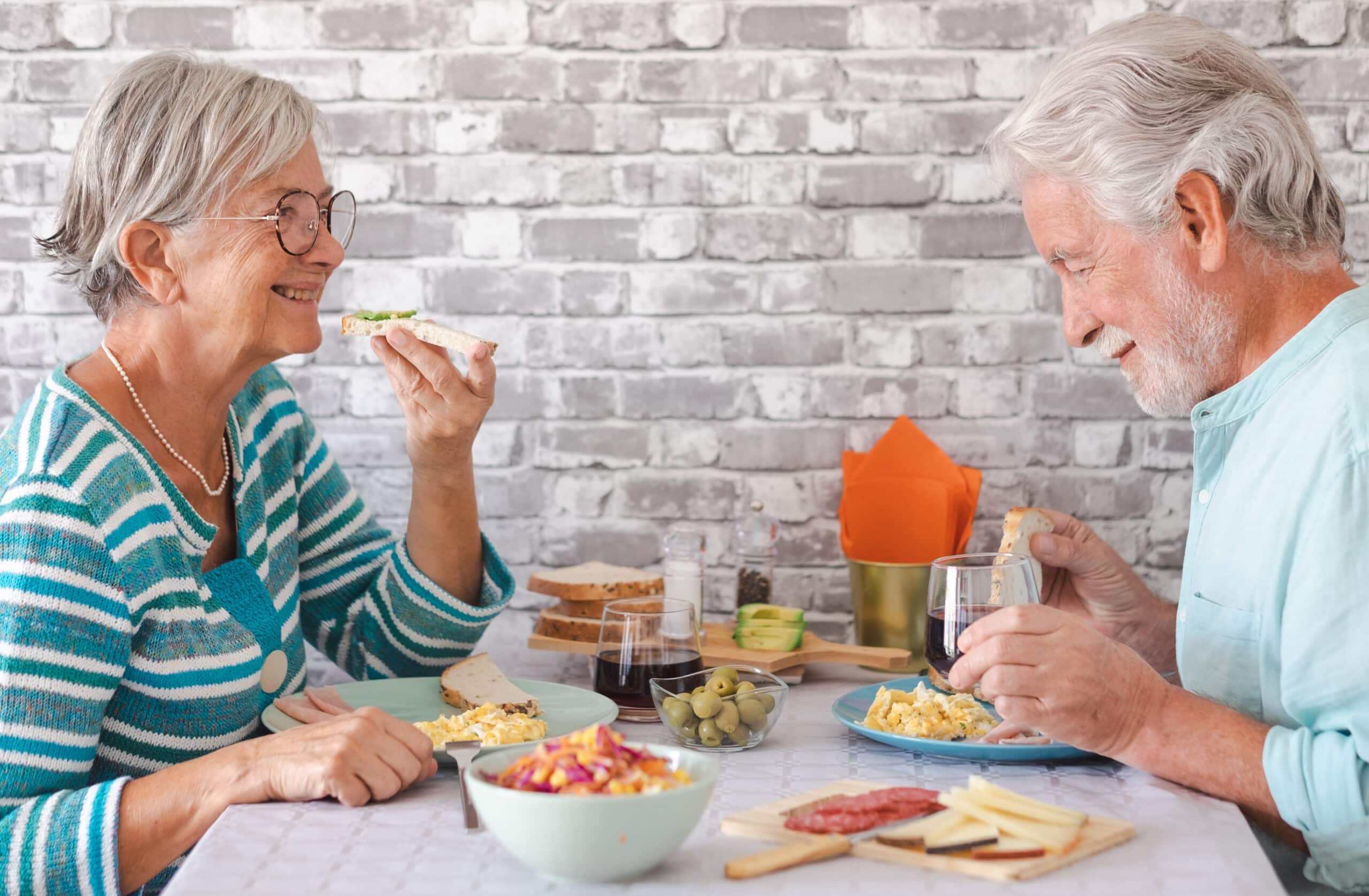 Foods You Can and Can’t Eat with Dentures: A Practical Guide
